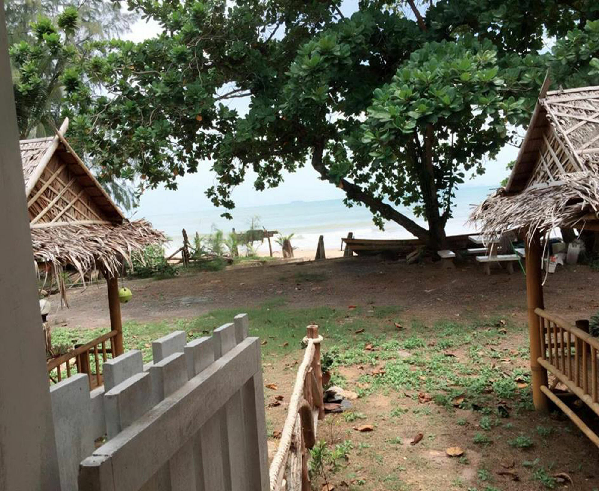 Rann Chalet Beach Side Koh Lanta Exterior photo